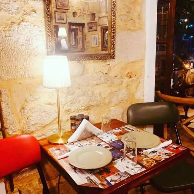 Τα Γουρουνάκια — Εσωτερικός χώρος, διακόσμηση